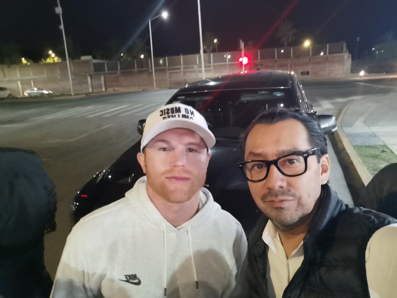 'Canelo' Álvarez visita una taquería y paga la cuenta de todos