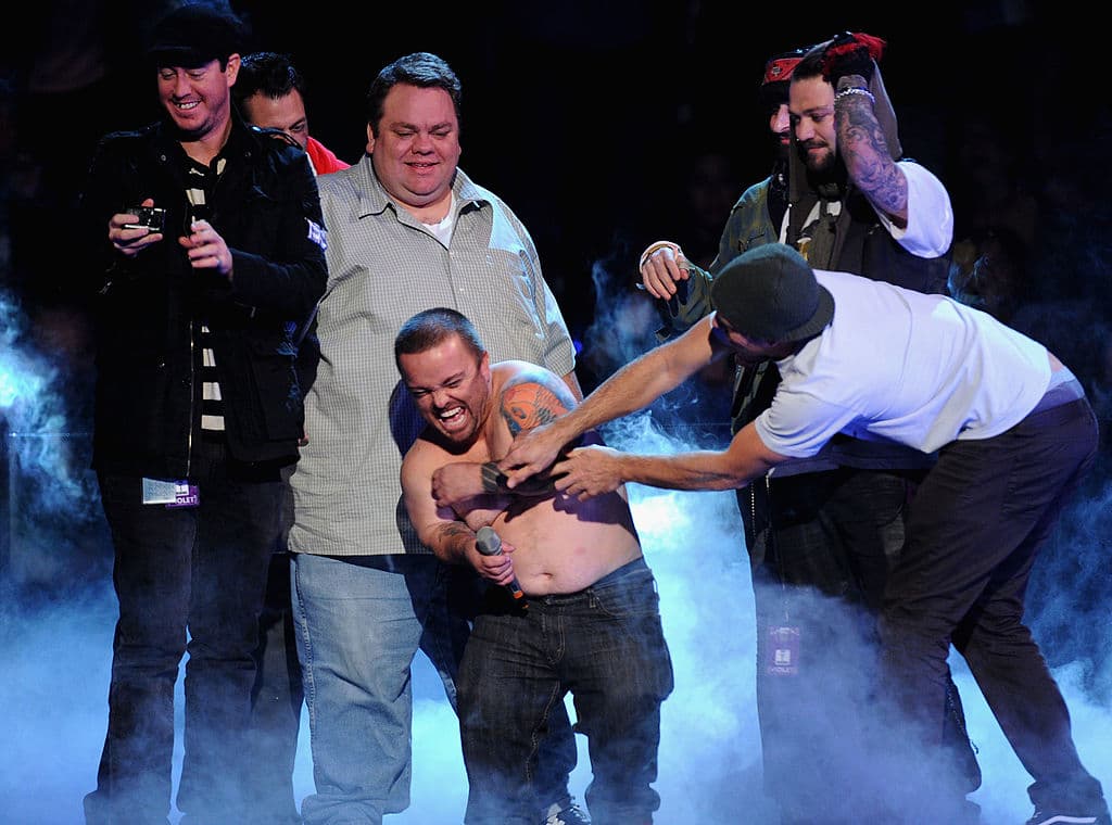 Knoxville toma vuelo en una escena instantáneamente icónica de "Jackass Forever" en la que dispara cinco pisos en el aire desde un cañón, con las alas extendidas de Ícaro, antes de estrellarse contra un lago.