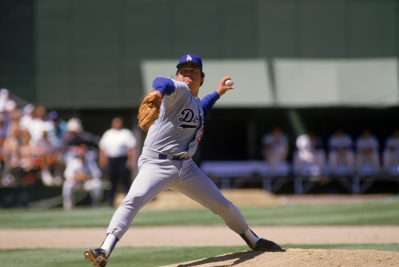 <b>Fernando Valenzuela, Dodgers (1980-1990):</b> Uno de los máximos iconos de la franquicia y el mejor mexicano de todos los tiempos en las Grandes Ligas, Valenzuela debutó y jugó una década con los Dodgers, con quienes ganó una Serie Mundial y el Cy Young en 1981, además de ser galardonado como Novato del Año.
<br>