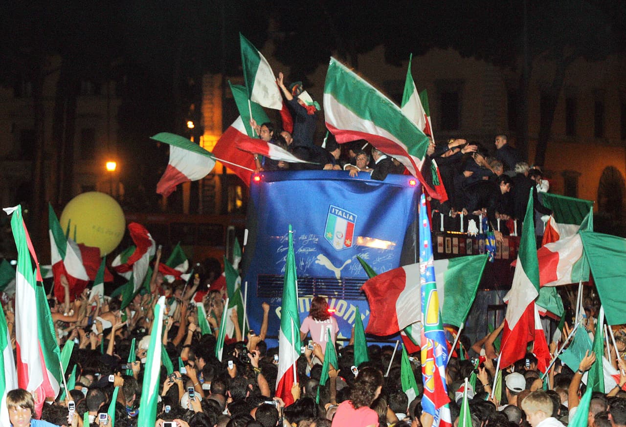 Los italianos vivieron la fiesta del Mundial del que fueron campeones en el marco de una investigación contra varios jugadores por apuestas ilegales en el Calcio.