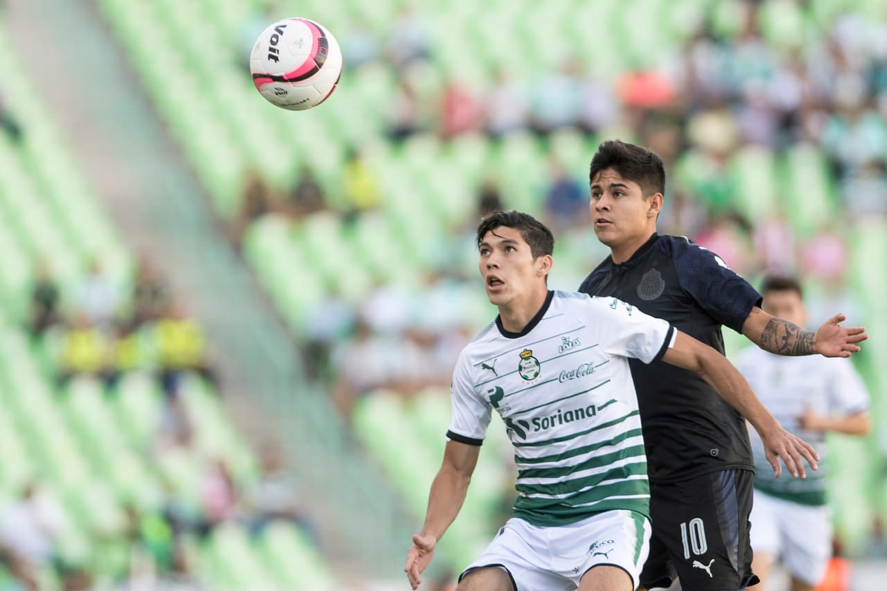 Santos pronto controló esa energía de Chivas y manejó los ritmos del partido.