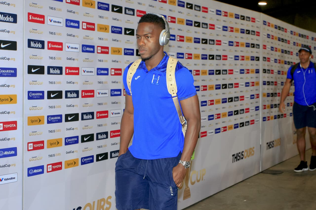 Excelente ambiente pusieron salvadoreños y hondureños en el duelo final del Grupo C de la Copa Oro en el Banc of California Stadium. El recinto en la ciudad de Los Ángeles se tiñó de blanco y azul, los colores de ambos equipos y ambas naciones. También captamos la llegada de los jugadores y entrenadores a este partido que pintaba muy atractivo.