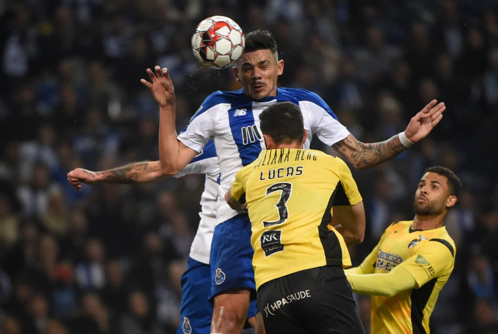 Lucas no consigue evitar el remate de cabeza de Tiquinho, quien se levanta dentro del área tras un centro por la banda.