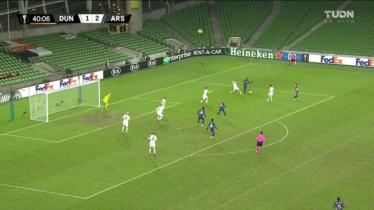 ¡TIRO ATAJADO! disparo por Ainsley Maitland-Niles.