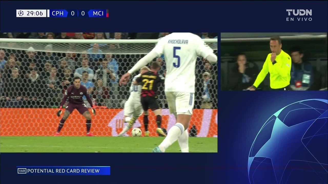 ¡Expulsión! El árbitro saca la roja directa a Sergio Gómez.