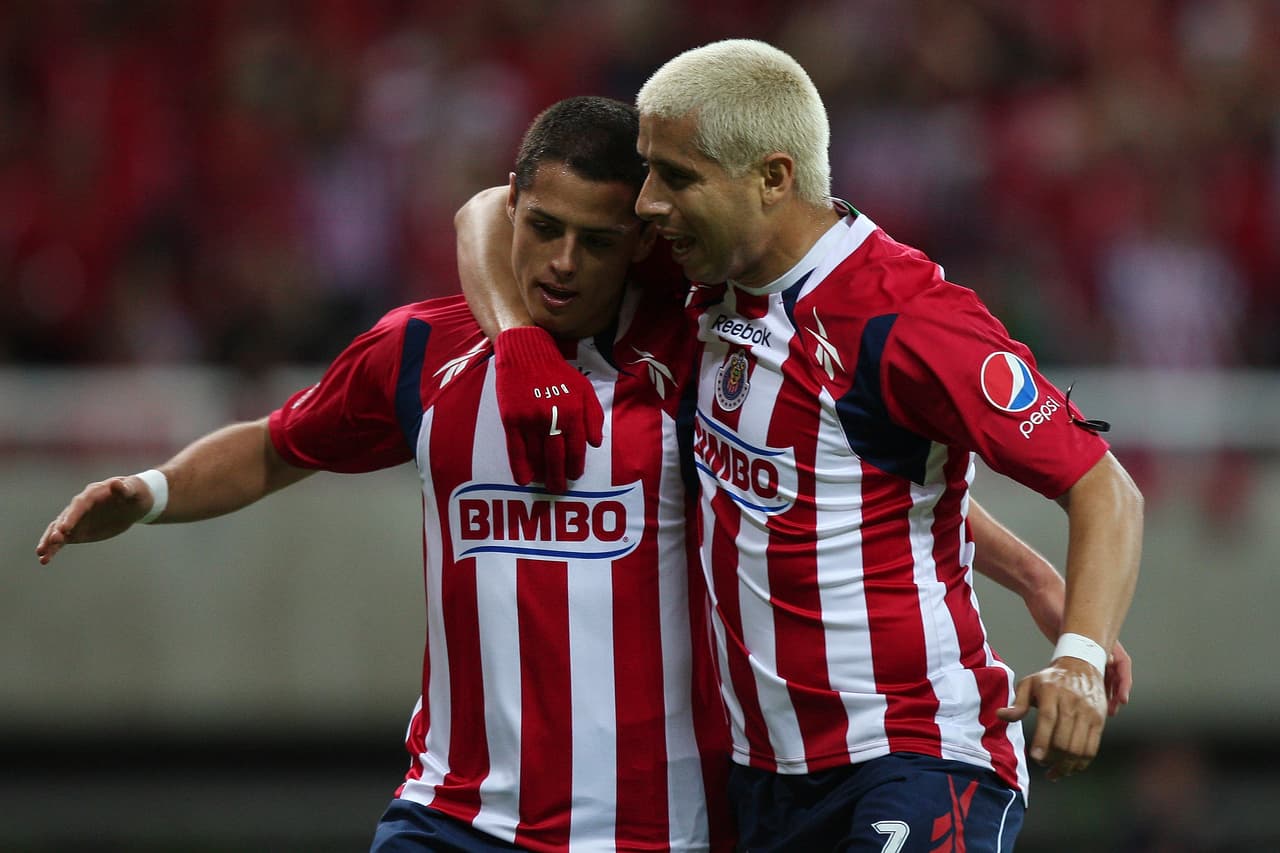 Javier Hernández festejó con Adolfo 'Bofo' Bautista el primer gol del partido y en la historia del Estadio Omnilfe, a los 8 minutos de partido, vistiendo la camiseta de las Chivas.