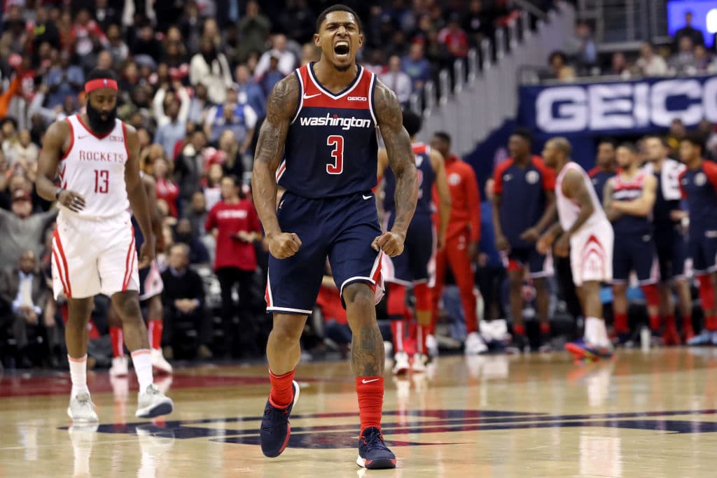 <b>Houston 131-135 Washington (OT)</b>. Tanto Rockets (9-10) como Wizards (8-12) necesitaron de cinco minutos adicionales para resolver su partido en Capital Once Center, que ganaron los capitalinos.