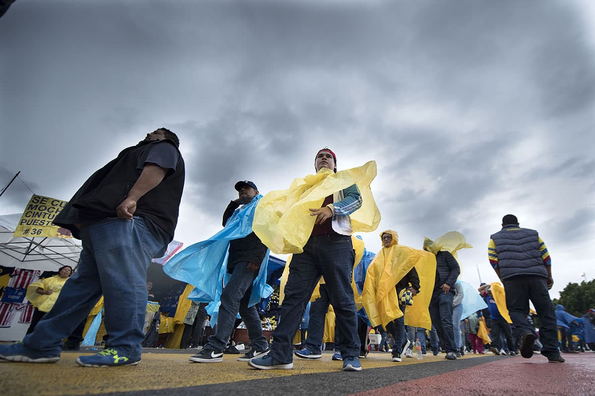 Americanistas y cruzazulinos llegaron masivamente desde temprano al Coloso de Santa Úrsula.