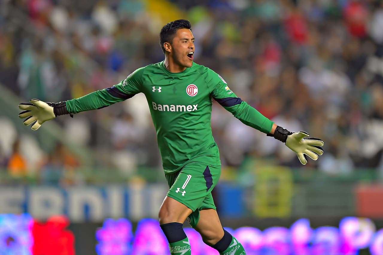 Alfredo Talavera festeja el gol de Jesús Méndez, quien al minuto 84 selló la victoria del Toluca.