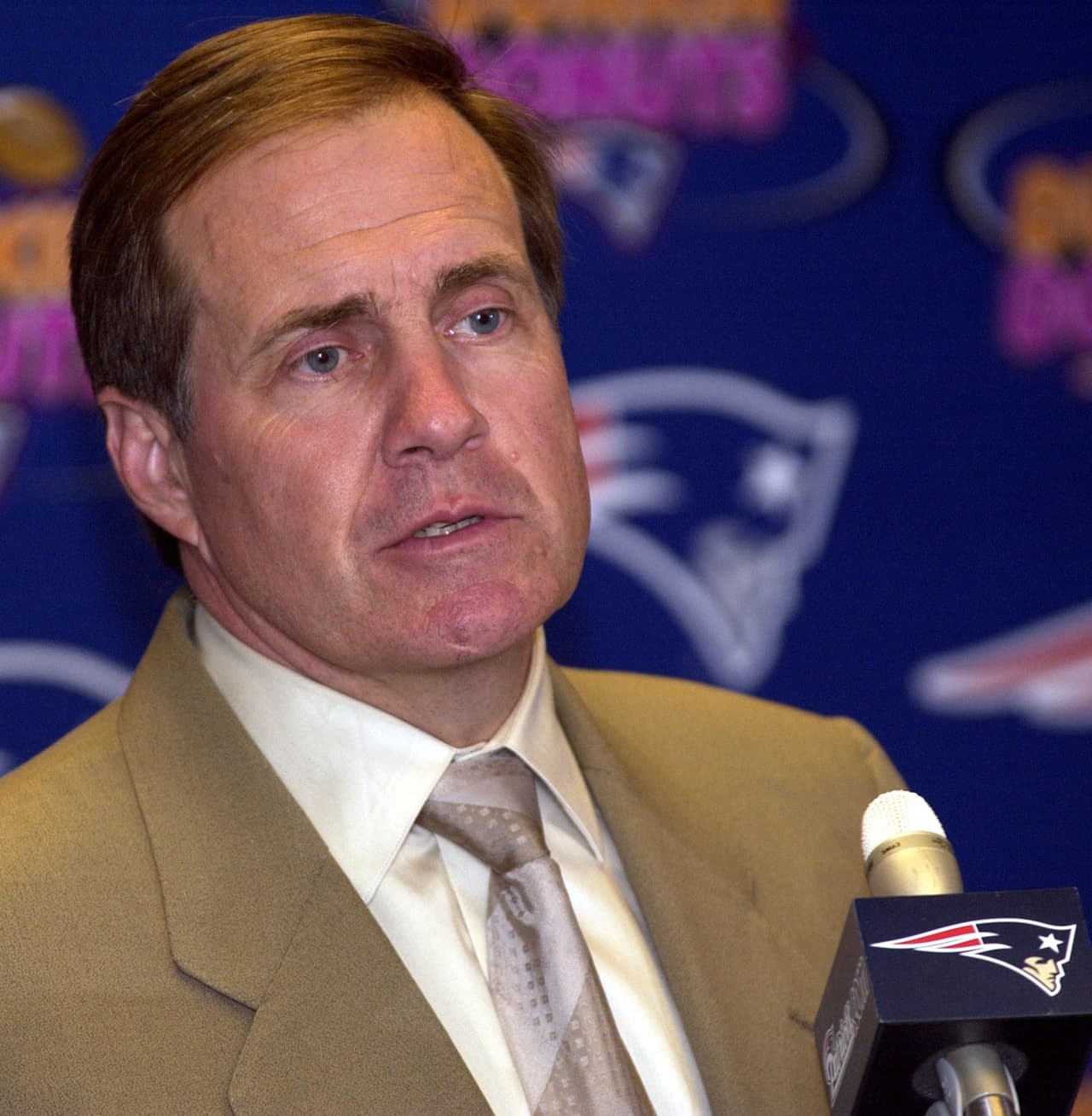 Pero en 2000 llegó a los New England Patriots. En su primer año el récord del equipo fue de 5-11. Al año siguiente, los guió a ganar su primer Super Bowl, ante los entonces St. Louis Rams.