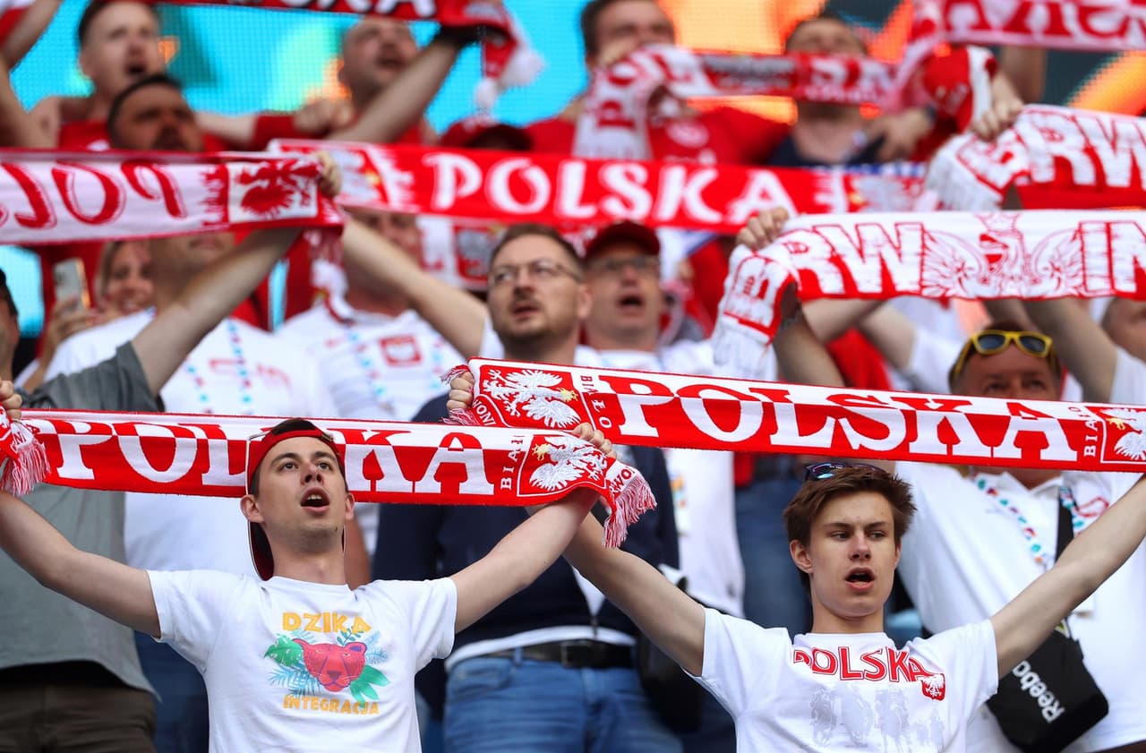 Eslovaquia logra sacar la victoria ante Polonia 2-1 en San Petersuburgo, Rusia. Robert Mak provoca la jugada para el primer gol para los eslovacos y, a segundos de iniciar la segunda parte, Karol Linetty empata el encuentro. El gol del triunfo fue de Milán Skriniar al 69' y consiguen sus primeros tres puntos en el Grupo E de la Euro 2020.