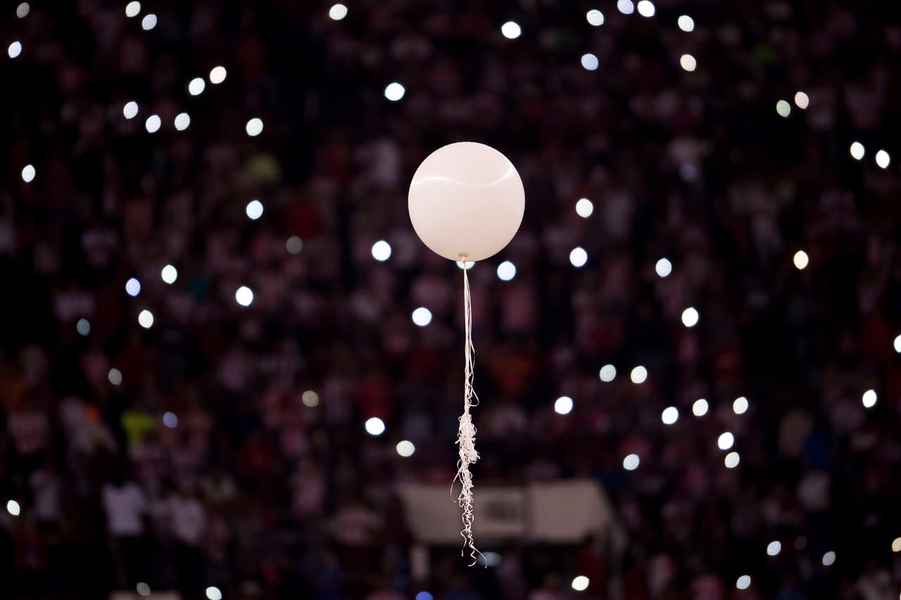 Previo al encuentro, jugadores y aficionados guardaron un minuto de silencio que se convirtió en aplausos por la lamentable tragedia que sufrió el equipo del Chapecoense.
