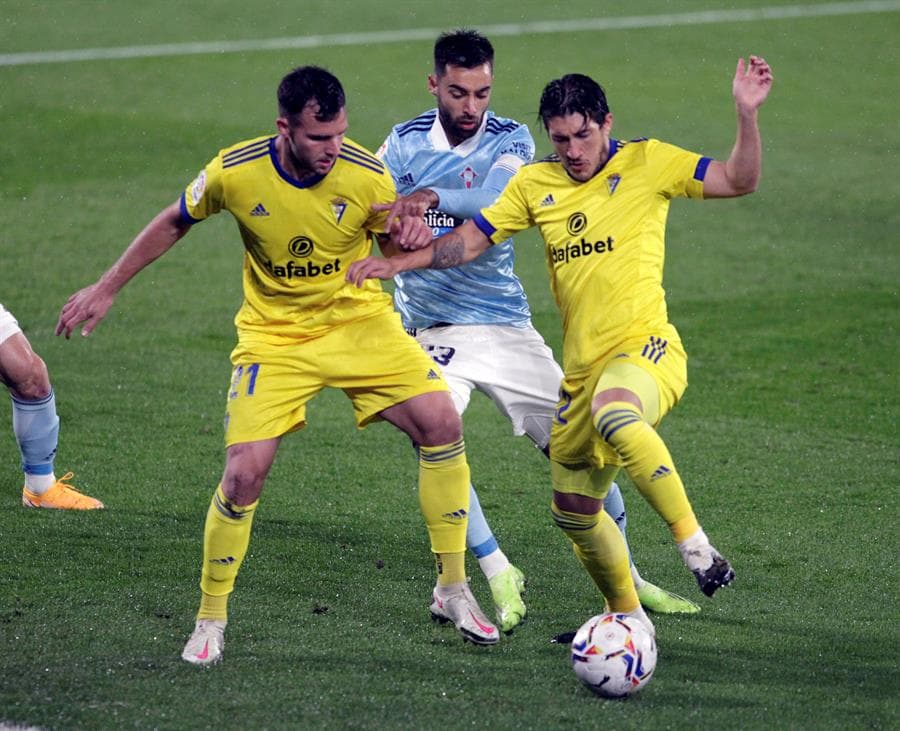 Celta de Vigo no tiene piedad y golea a Cádiz 4-0. Nolito abrió el marcador al minuto 6, seguido de Iago Aspas y Fran Beltrán. La cereza en el pastel fue de Brais Mendes y así fue cómo se llevaron los tres puntos en la Jornada 13 de LaLiga.