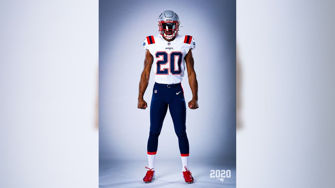 Los Patriots ya sin la presencia de Brady y en modo de reestructuración presentaron su nueva indumentaria para la temporada 2020 en la NFL. El color azul es muy similar al modelo color rush y el blanco es una adaptación combinando con las licras azules.