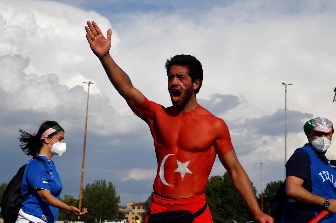 Este hombre muestra su pasión con la bandera turca pintada en su cuerpo.