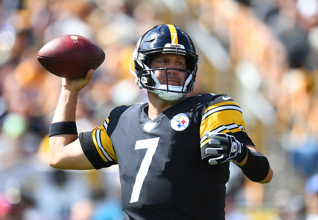 Ben Roethlisberger #7 de los Pittsburgh Steelers lanza durante el primer cuarto en el partido ante los Seattle Seahawks
