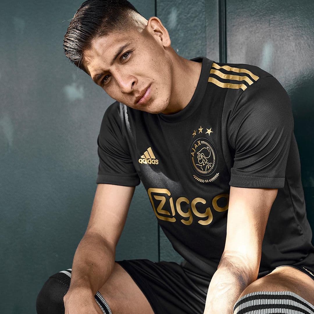 Edson Álvarez presume nueva playera europea del Ajax