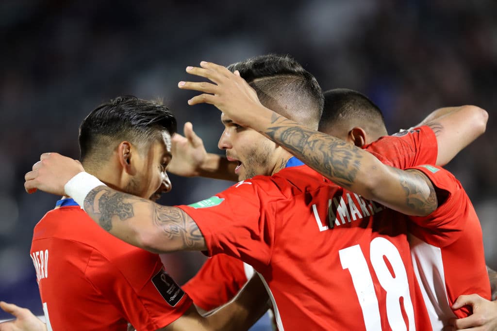 Héctor Martínez y Kaku son los encargados de regresar a Paraguay a la pelea por su lugar para el mundial y vencen 2-1 a Venezuela.