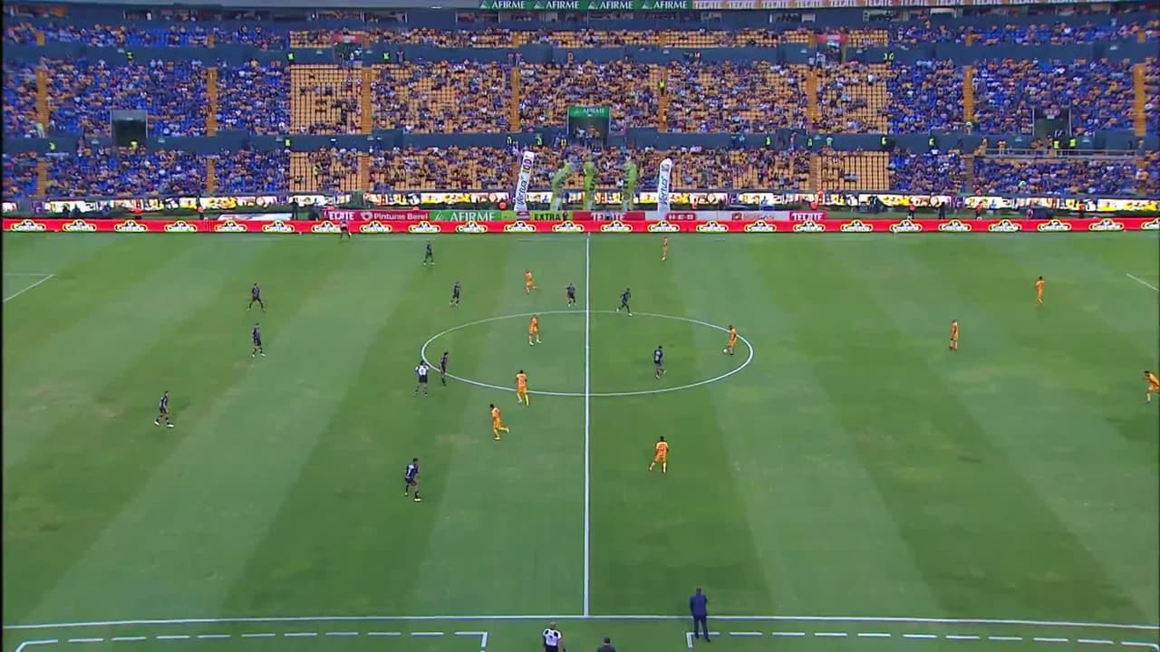 Arranca el partido y la pelota está en juego.