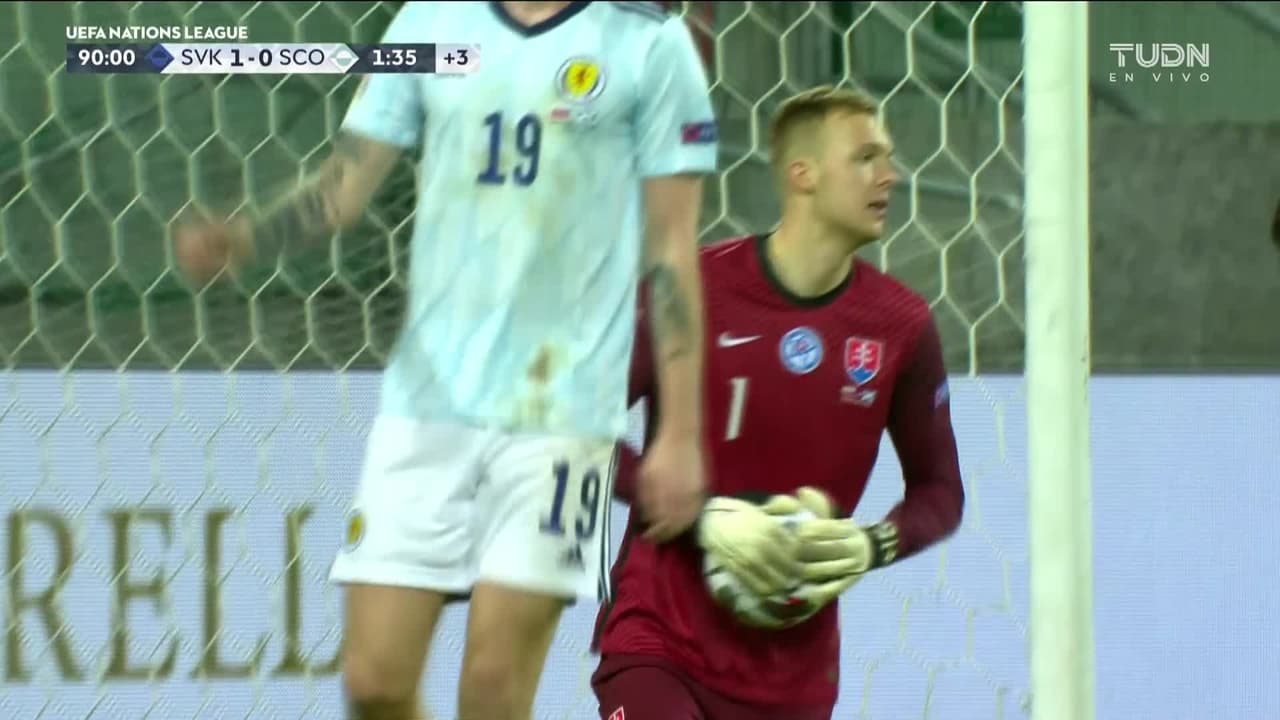 ¡TIRO ATAJADO! disparo por Leigh Griffiths.