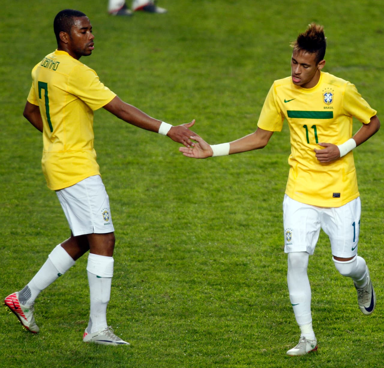 La admiración de Neymar por Robinho tiene muchas razones, como su pasado por Santos, su estilo de juego y su presencia en Brasil, donde incluso compartieron como compañeros.