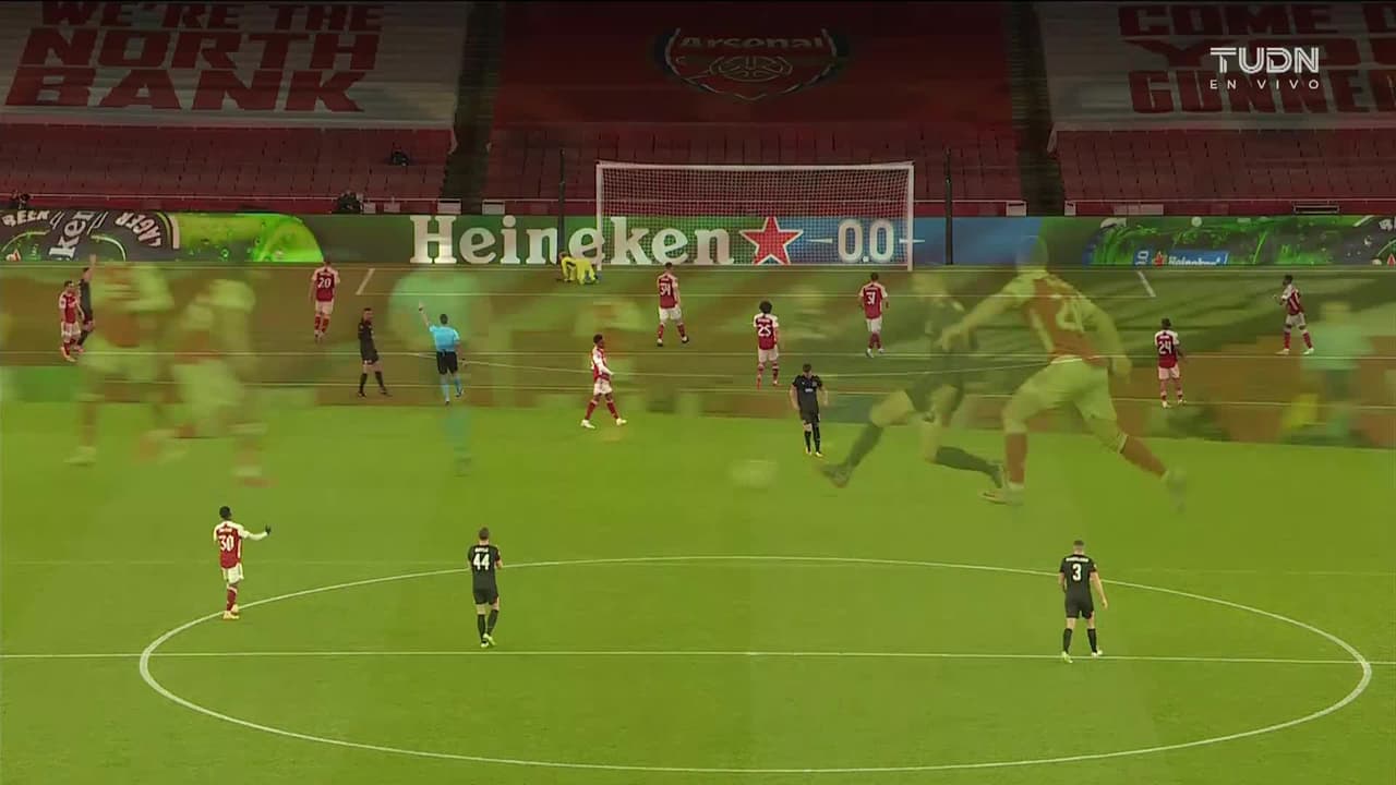 ¡TIRO ATAJADO! disparo por Patrick McEleney.