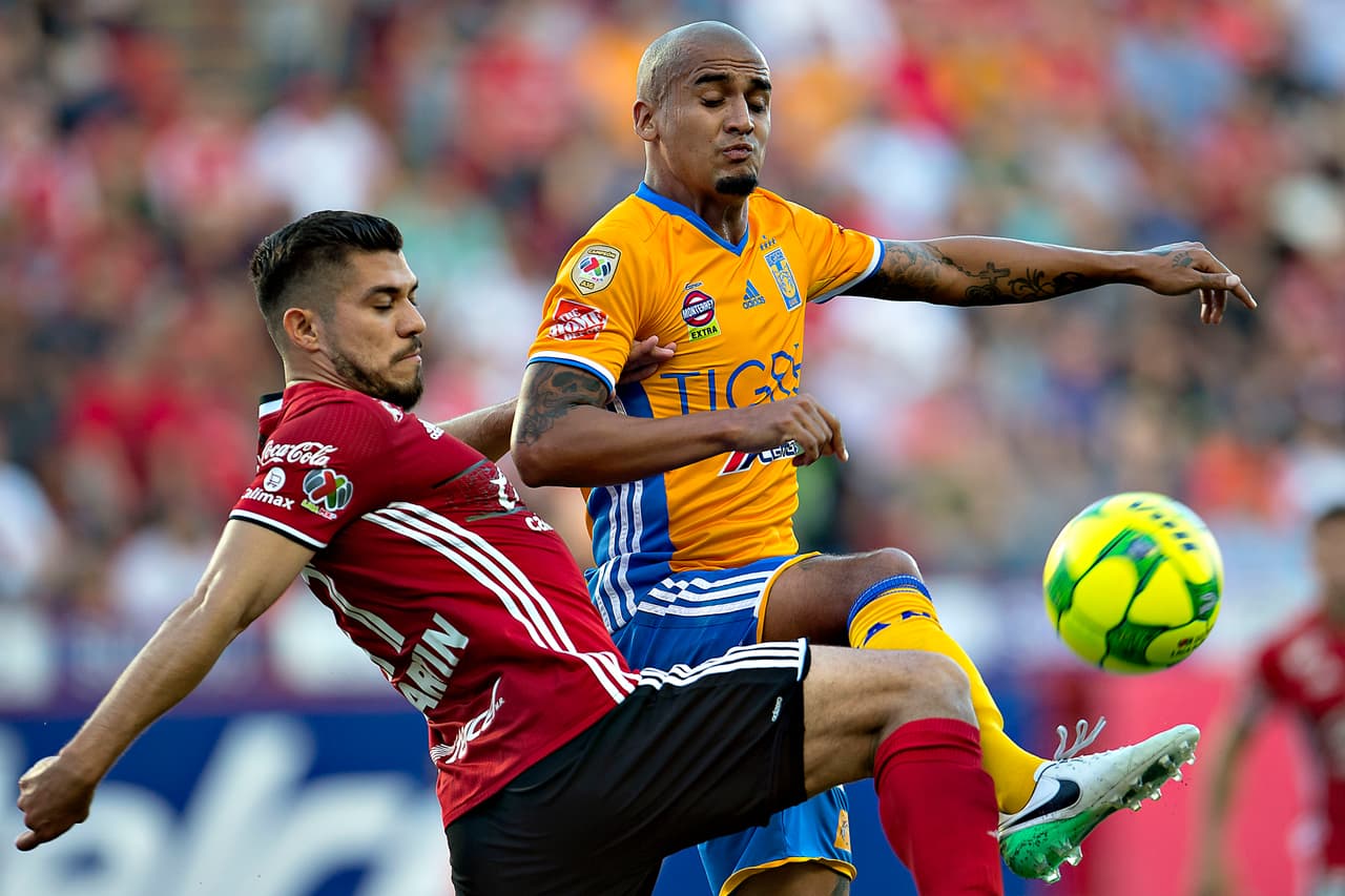 Ya en el segundo tiempo, la tónica del partido no cambió. Xolos intentando y Tigres controlando el juego.