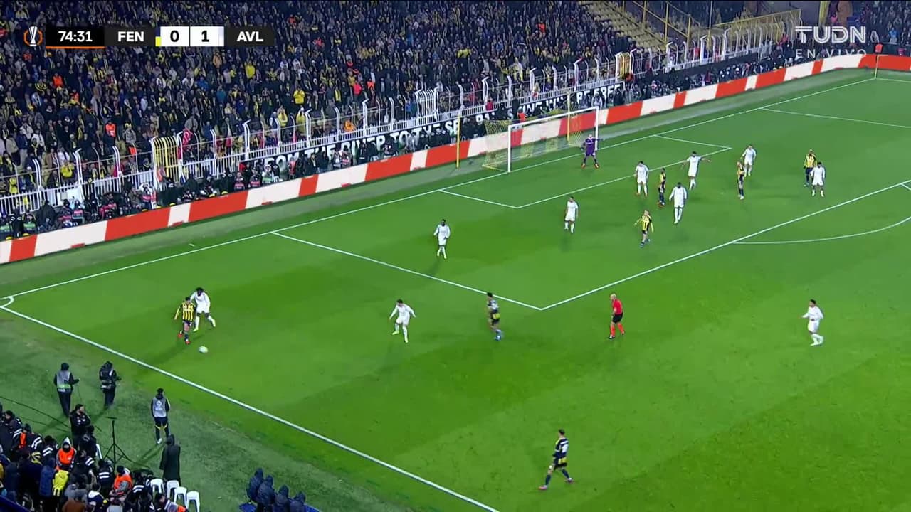 ¡GOL!  anota para Fenerbahçe. Kerem Aktürkoglu
