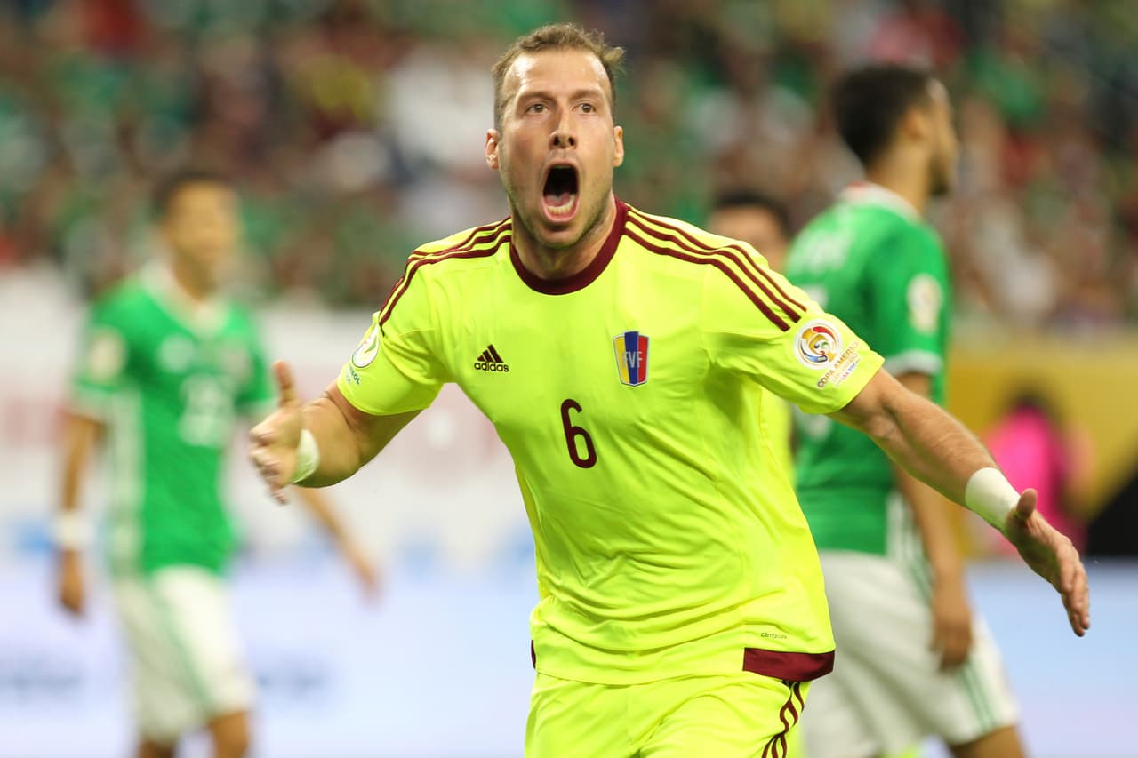 José Velázquez aprovechó un descuido de Reyes para mandar la bola al fondo de las redes con un tiro acrobático.