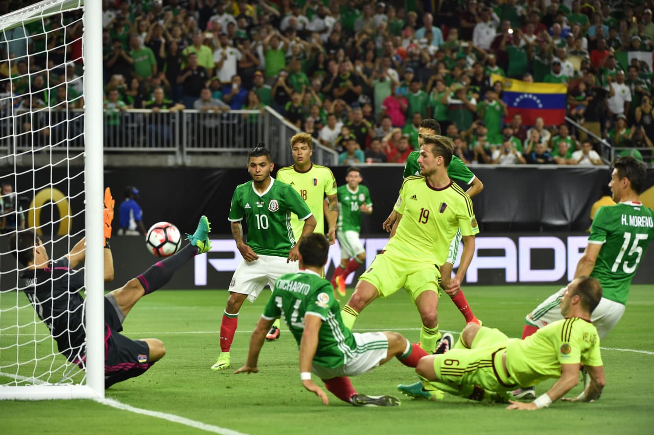 El arquero Hernández se convertiría en figura del partido al hacer una doble atajada a Reyes y Chicharito para salvar el empate.