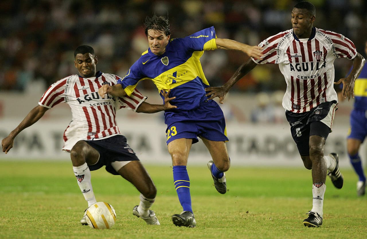 Racero (izq.) estaba en un equipo de segunda división del fútbol colombiano cuando fue asesinado, pero antes estuvo en Junior de Barranquilla, con el que disputó Copa Libertadores.