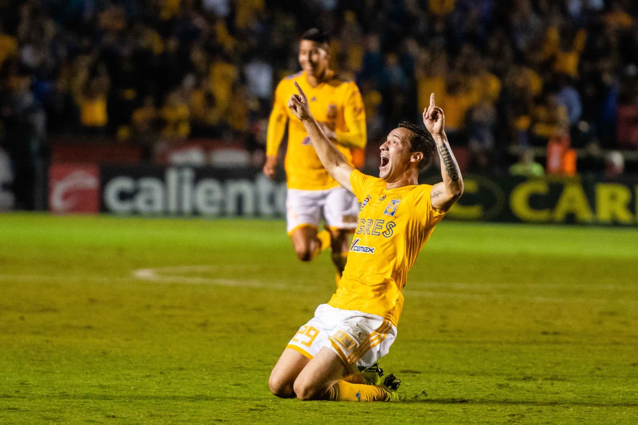 Con dos goles de larga distancia en el segundo tiempo, los Tigres le dieron la vuelta a los Pumas para vencerlos 2-1 en la Ida de los Cuartos de Final de la fase final de la Liga MX.