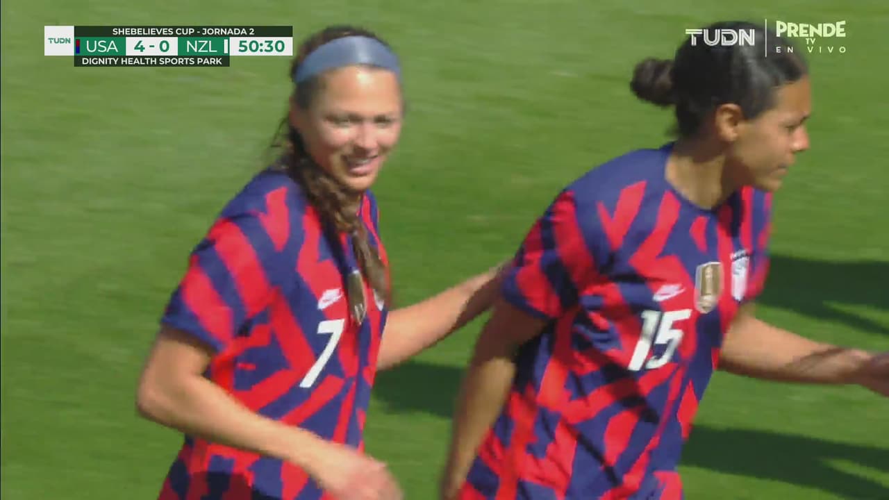 ¿Y las defensas? Ashley Hatch remata entre dos y anota el 4-0