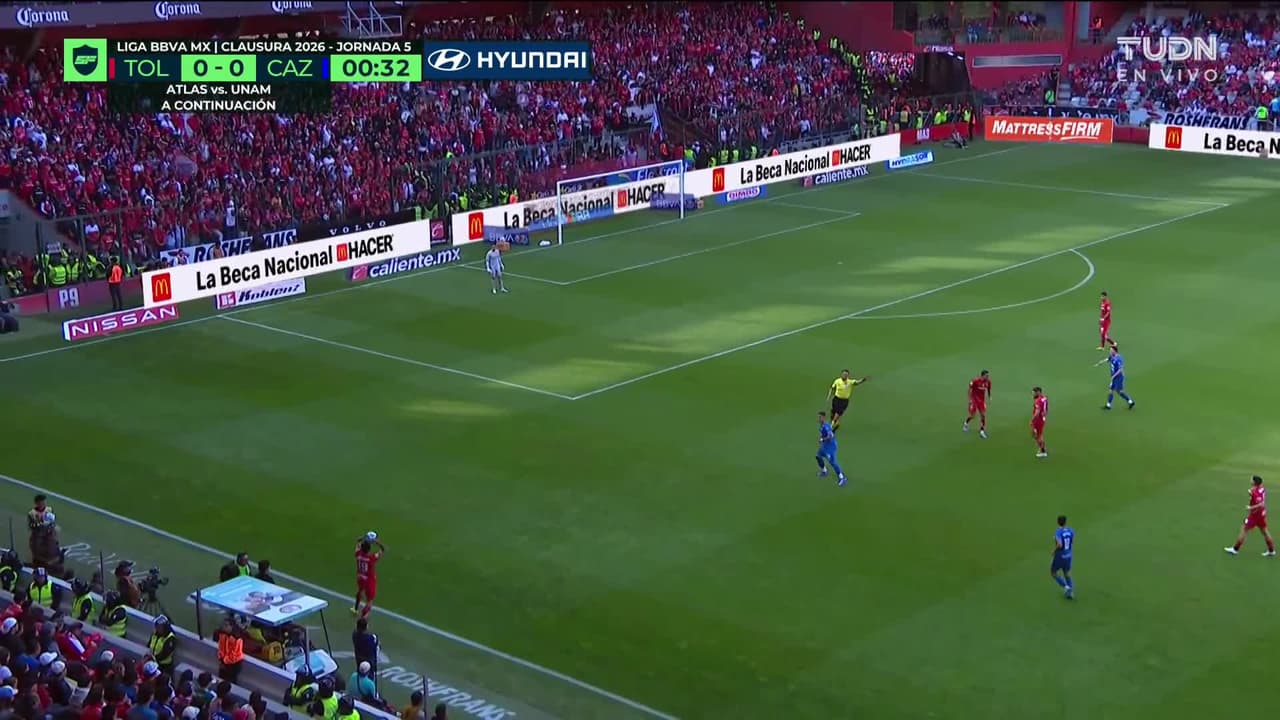 Arranca el partido y la pelota está en juego.