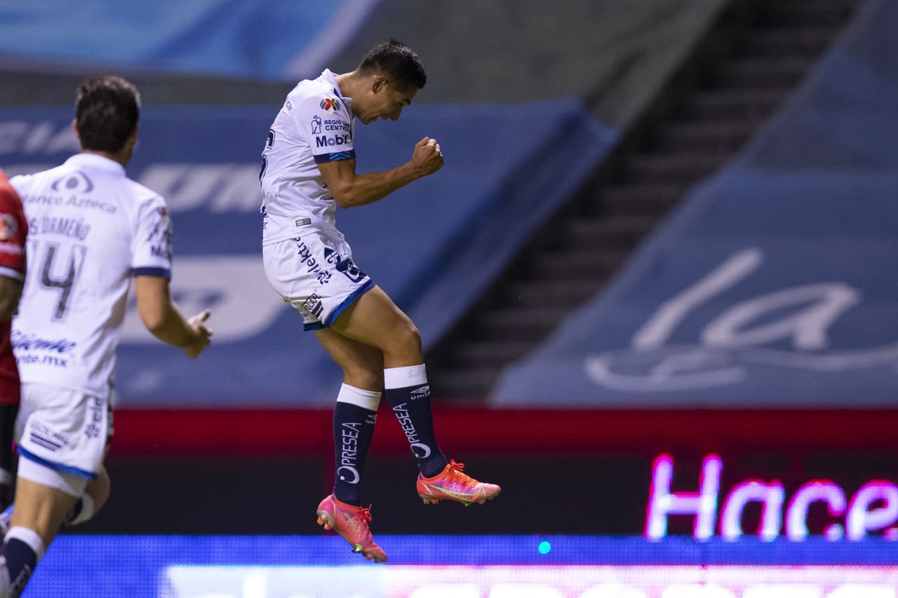 Salvador Reyes con un tiro lejano puso el 2-1 parcial a favor de la franja.