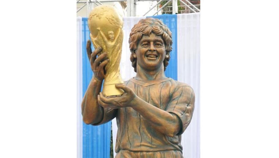 Diego Maradona, actual técnico de Dorados de Sinaloa en el Ascenso MX, también tiene su estatua. ¿Se parece?