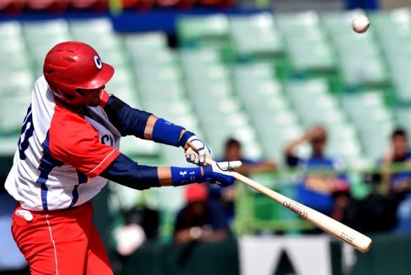 Cuba anotó la primera carrera del encuentro en la segunda entrada frente a César Valdez cuando Alexander Molleta conectó un cuadrangular ante el abridor venezolano César Valdés para el 1-0.