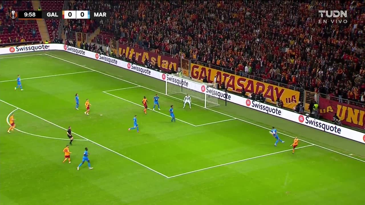 ¡CERCA! Mbaye Diagne disparó que se estrella en el poste.