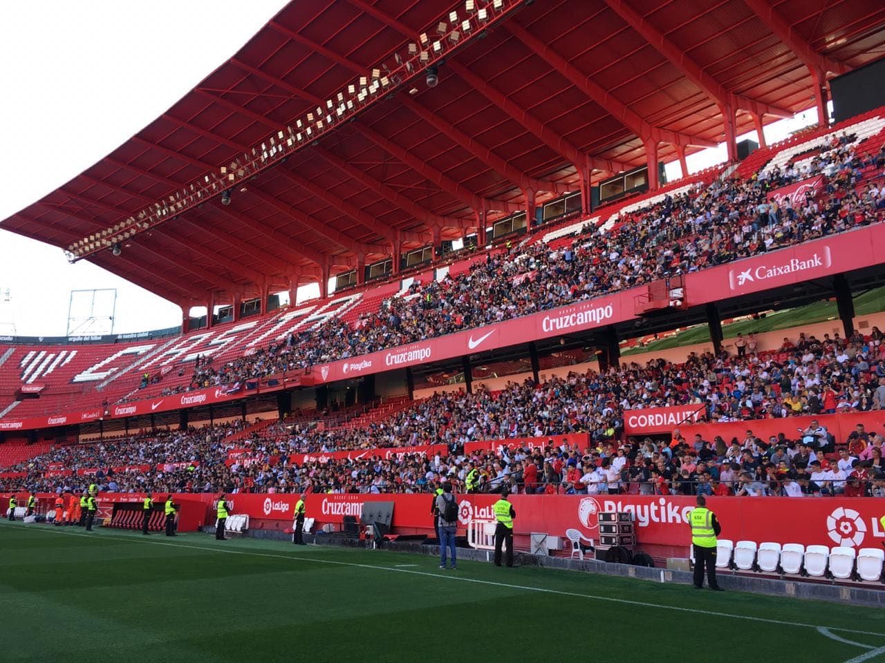 Cientos de aficionados del Sevilla llegaron este viernes al Ramón Sánchez Pizjuán para vivir una sesión de entrenamiento única antes del gran derbi ante el Betis de Andrés Guardado y Diego Lainez. Si es por motivación, los dirigidos por Joaquín Caparrós comenzaron bien el fin de semana.