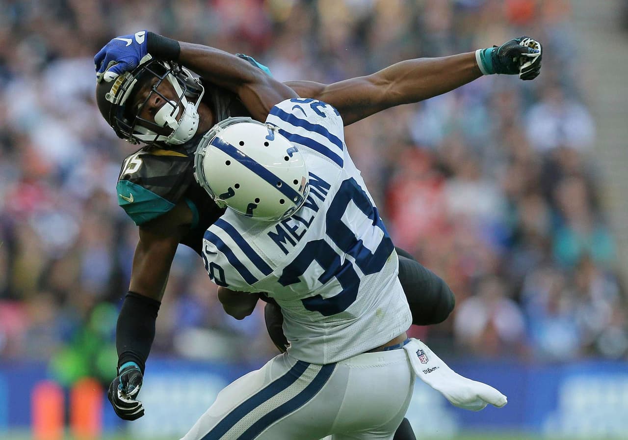 Por el ovoide, Rashaan Melvin #30 de Colts y Allen Robinson #15 receptor de Jacksonville.