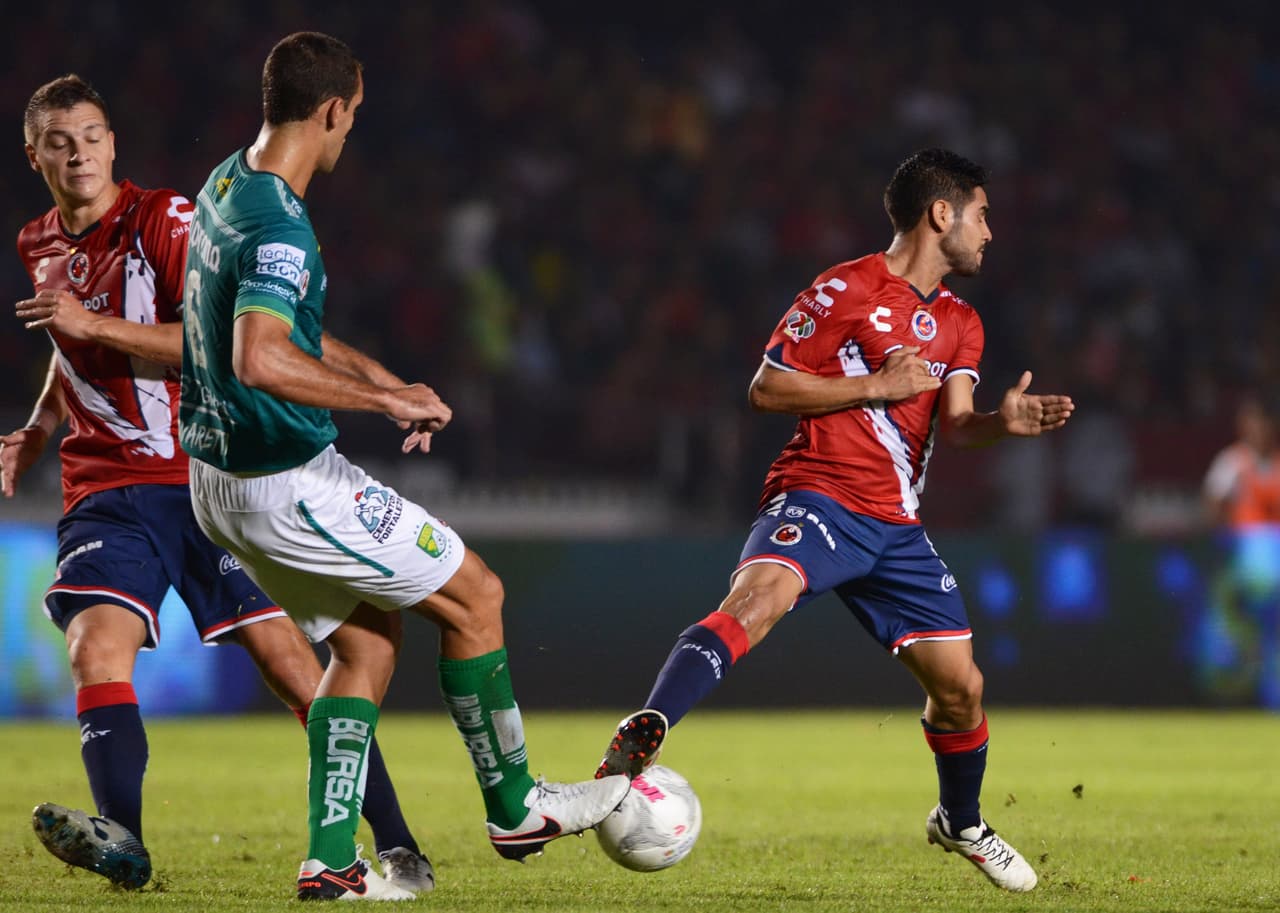 Action photo during the match Veracruz vs Leon, Corresponding 2st Round of the Clausura 2016 tournament League BBVA Bancomer MX at Luis Pirata de la Fuente stadium. Foto de accion durante el partido Veracruz vs Leon, correspondiente Jornada 2 del torneo Clausura 2016 de la Liga BBVA Bancomer MX, en el estadio Luis Pirata de la Fuente, en la foto: (i-d), Julio Cesar Furch de Veracruz, Guillermo Burdisso de Leon y Daniel Villalva de Veracruz 15/01/2016/MEXSPORT/Luis Monroy.