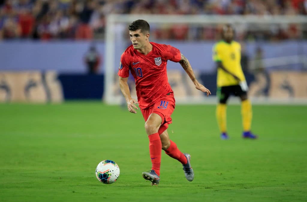 Pero el partido se reanudó y los estadounidenses retomaron el partido donde lo dejaron, aquí el astro del Team USA Christian Pulisic moviendo los hilos de la ofensiva de los de casa.