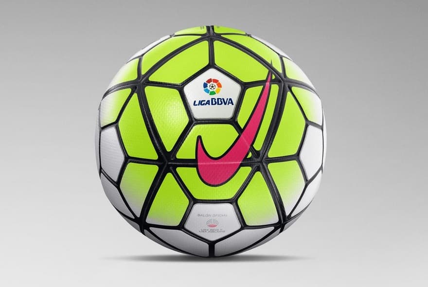 El Nike Ordem 3 ofrece un vuelo equilibrado, toque consistente y máxima visibilidad gracias a la tecnología Nike Aerowtrac. El diseño geométrico de 12 paneles del Ordem 3 mejora el vuelo al mismo tiempo que distribuye uniformemente la presión por todo el esférico.