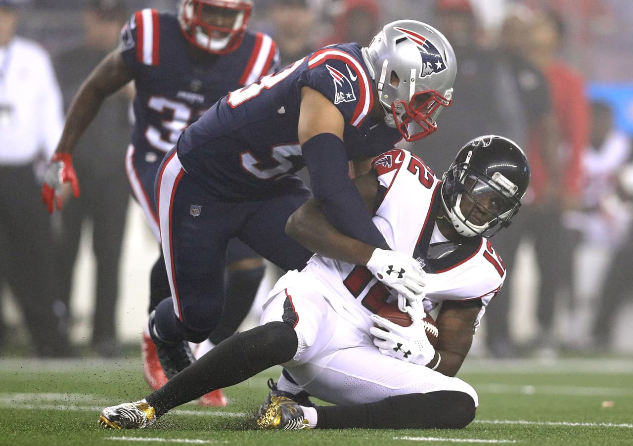 Kyle Van Noy: Uno de los defensivos más temibles de la liga. 3.5 capturas de marisal de campo y 51 tacleadas harán que Derek Carr deba cuidarse de su talento.