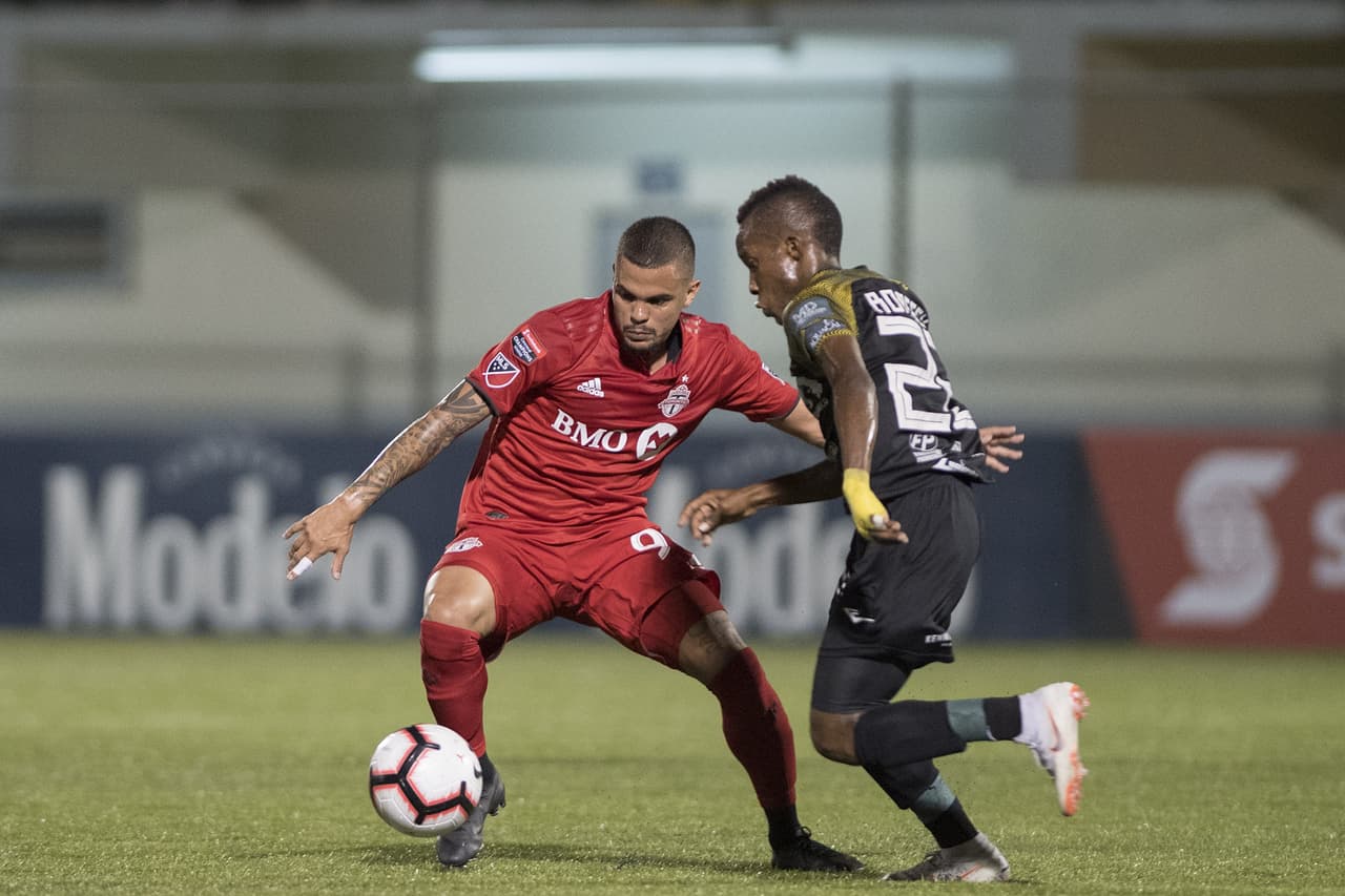 Aquí Griffin Dorsey peleando por abrirse espacio para jalar del gatillo, pero el equipo canalero estaba muy inspirado, alentado por su afición y no regalaba nada.