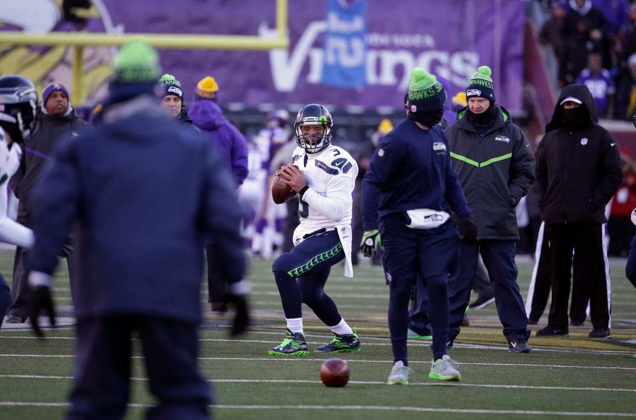 Russell Wilson en los calentamientos.