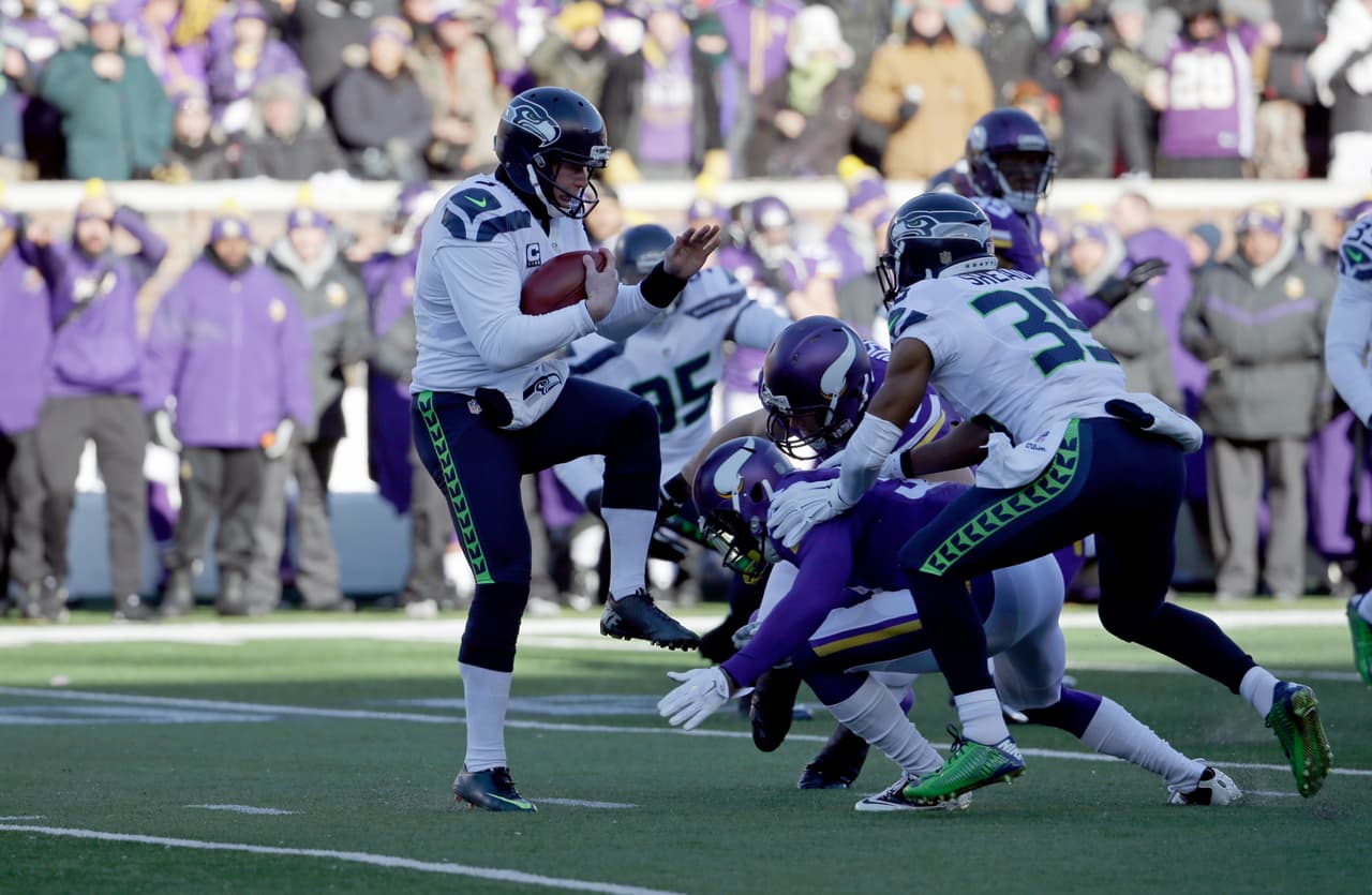 El pateador de SEA, Jon Ryan, tuvo problemas al hacer su despeje, por lo que tuvo que correr el ovoide.