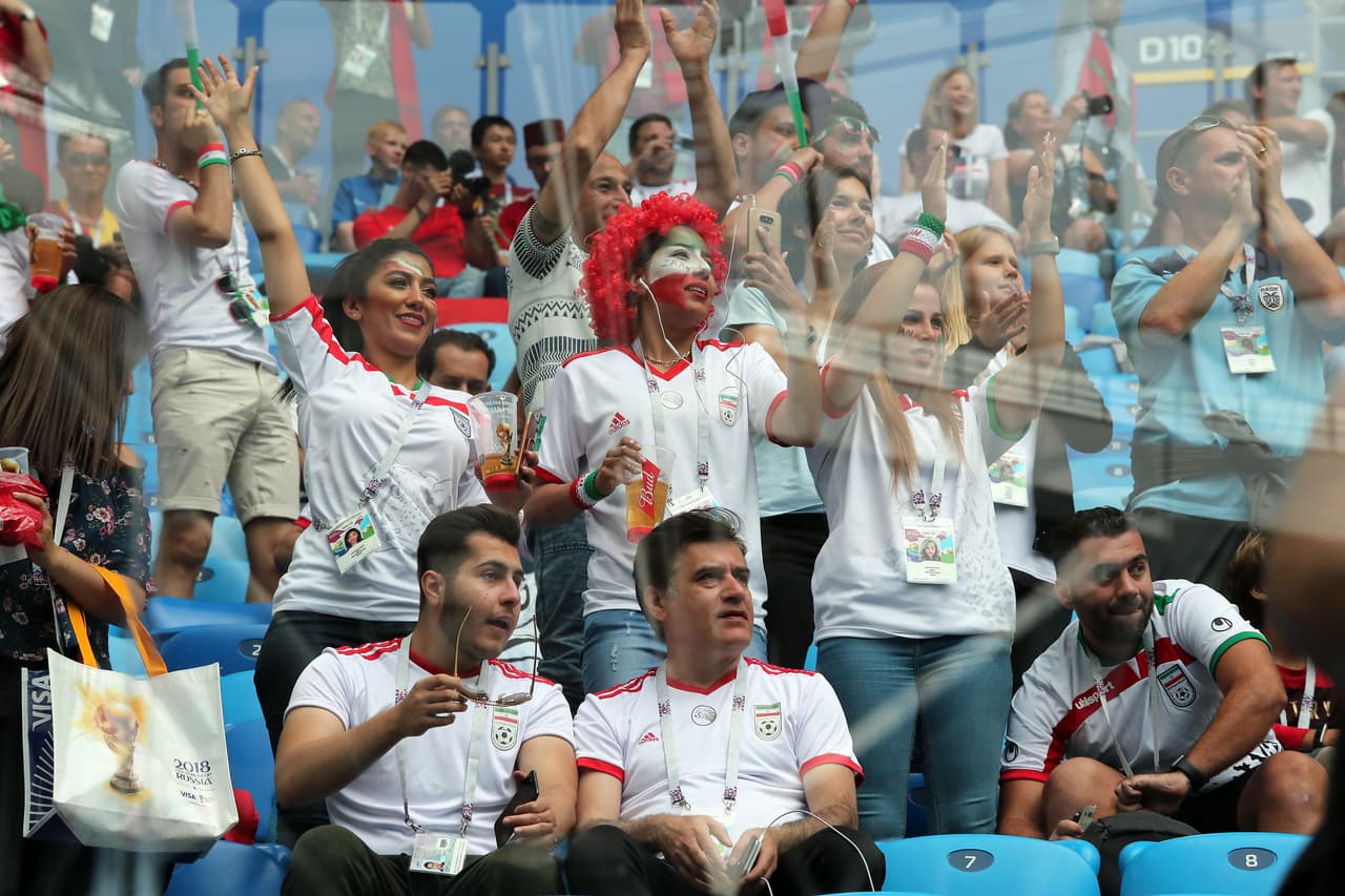 Con atuendos, felicidad y mucho colorido, los fanáticos de Marruecos y de Irán predieron la fiesta desde afuera de las canchas en el arranque del grupo B del Mundial de Rusia 2018.