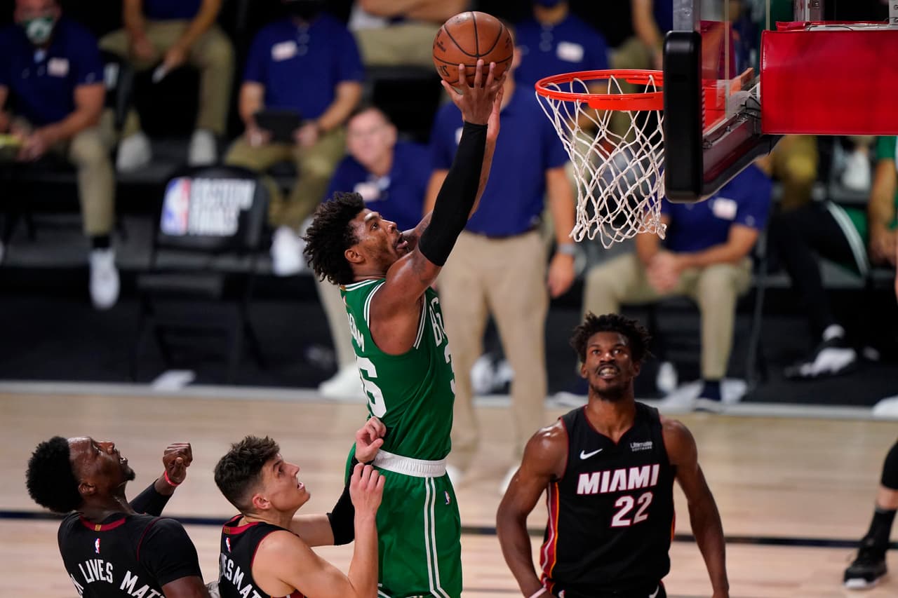 El novato Tyler Herro se echa al equipo de Miami al hombro y anota 37 puntos en la victoria 109-112 sobre los Boston Celtics.