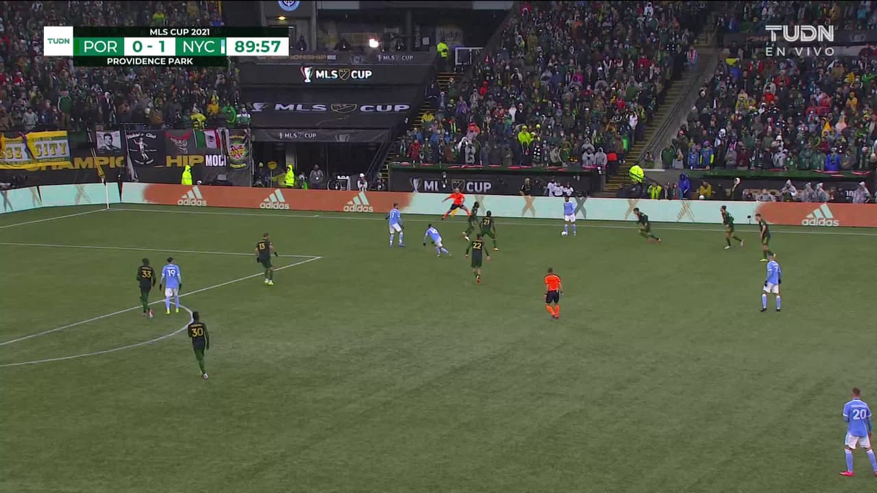 ¡TIRO ATAJADO! disparo por Maximiliano Moralez.